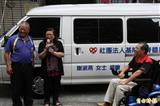 從事鐵窗生意的謝淑燕（中）為了讓身障人士出入更方便，斥資百萬元購置復康巴士捐贈給基隆市脊髓損傷者協會